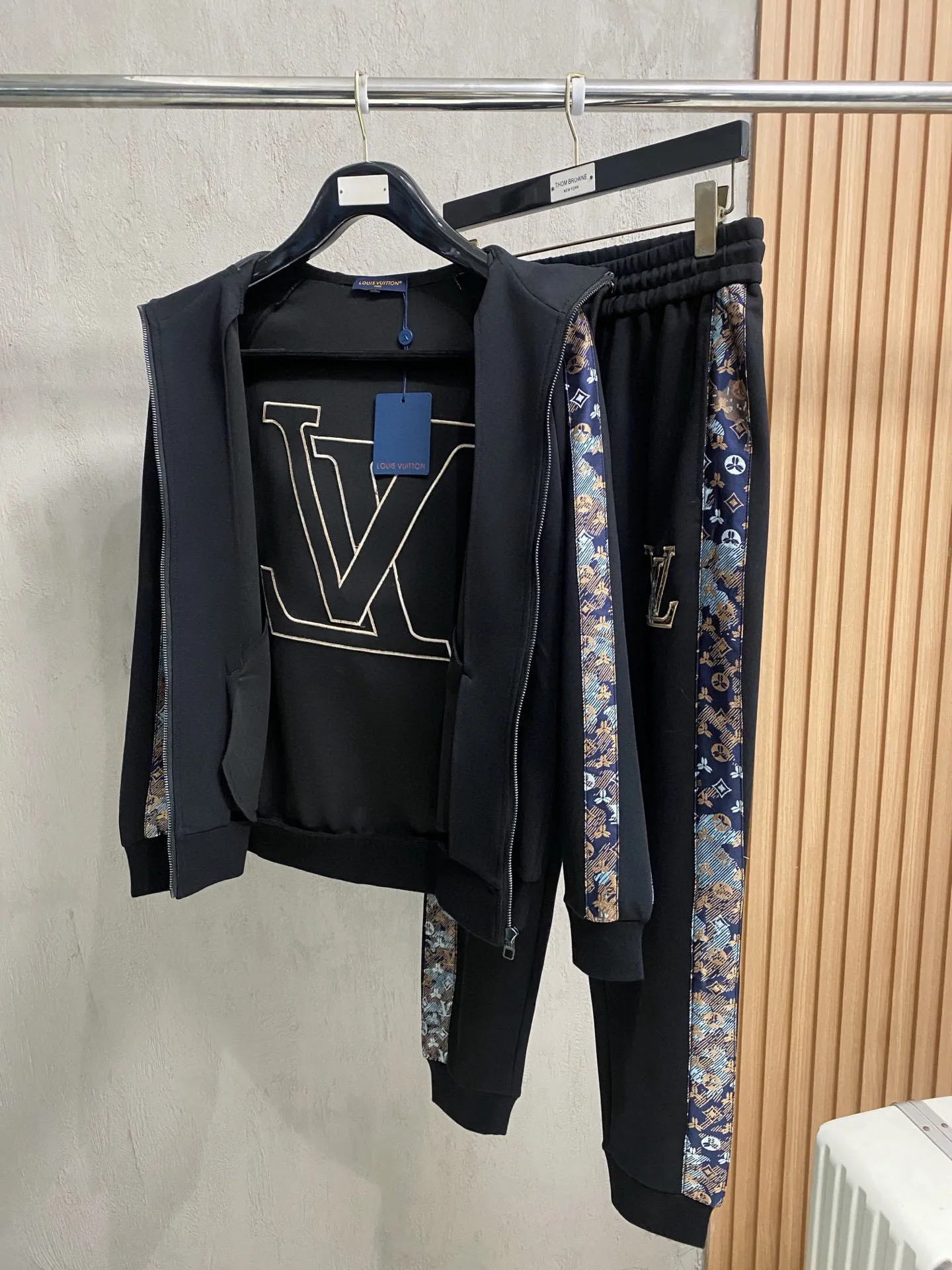 🅿️720 [LV Louis Vuitton] hot-selling suit is coming. Focus on the original version of the official website. 2025 new hot-selling cardigan and sweatshirt suit. The original order is the best. 🇭🇰The meticulous work of top designers. It has a fitting and perfect upper body effect. All-natural high-quality Tencel Roman cotton 100%, close-fitting comfort, noble and elegant! Original hardware embodies elegance and nobility! Counter size: M-3XL (maximum wear up to 190 pounds)